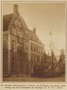 872318 Gezicht op het Paushuize (Kromme Nieuwegracht 39) te Utrecht, in gebruik bij de provincie Utrecht.